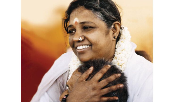 הקואופ פוגש את אמה- האמא המחבקת מהודו